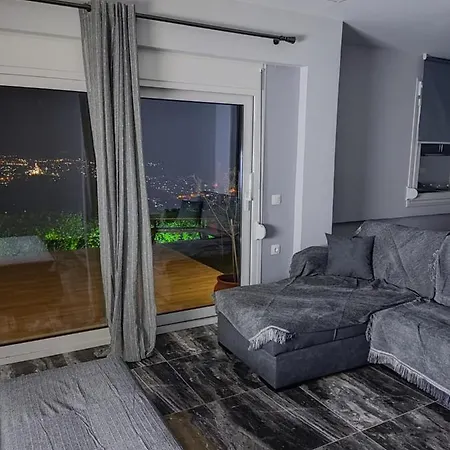 Hilltop Apartment *