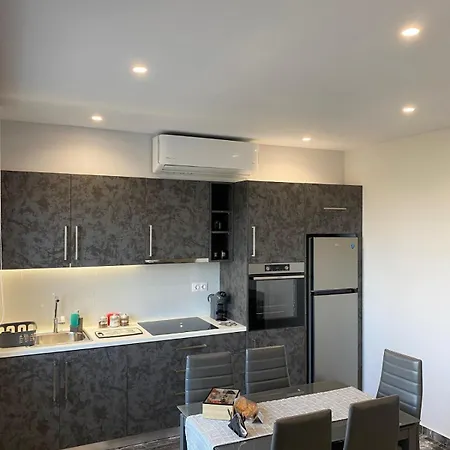 Hilltop Apartament *